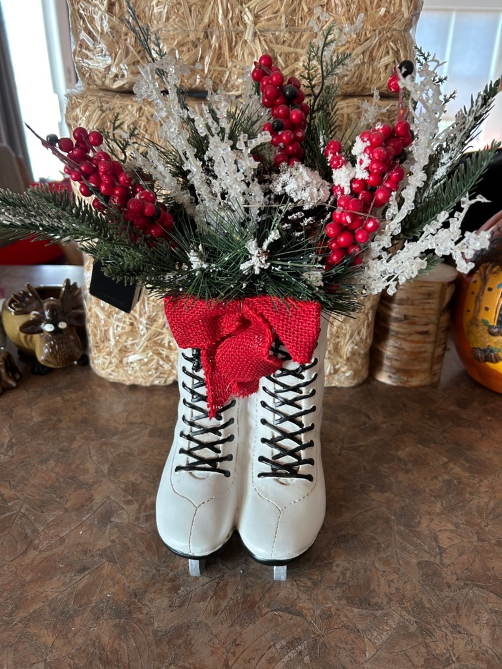 Vintage Christmas Holiday Light Up Ice Skate and Foliage Indoor Decoration
